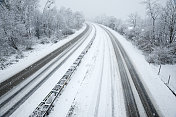 道路被冰雪覆盖