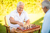 老年人在户外下棋
