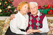 一对老年夫妇正在装饰圣诞树