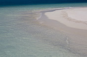 白色沙滩，马尔代夫的蓝绿色印度洋