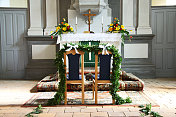为婚礼而装饰的教堂祭坛