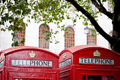 两个英国红色电话亭