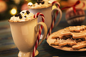一杯圣诞热巧克力和姜饼饼干