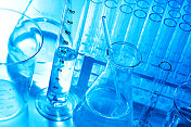 化学研究-蓝色水平实验室玻璃器皿设备