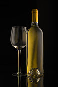 白葡萄酒瓶和空杯子