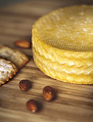 木切板上美味的黄色质地奶酪:格鲁耶尔干酪