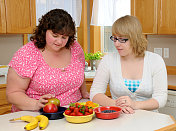 厨房里的女人和水果