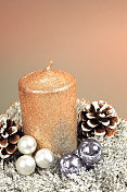 用小装饰品、蜡烛和圣诞树装饰圣诞节