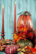秋季南瓜和蜡烛装饰。