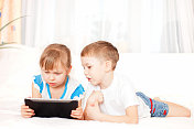 儿童使用数码平板电脑