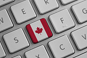 在笔记本电脑上放着加拿大国旗