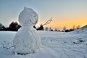 夕阳下的雪人