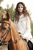 骑着马的年轻女子