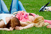 两个年轻人在公园里放松。