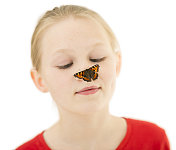 鼻子上有蝴蝶的女孩