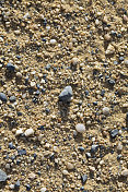 鹅卵石在沙地上