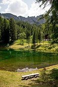 意大利阿尔卑斯山的一个小湖