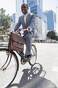 一位非洲商人骑着自行车往返开普敦。