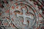 教堂墙上的十字架