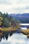 凯恩戈姆山的一个湖是苏格兰的一个国家公园