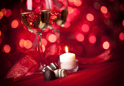 浪漫的烛光、美酒和巧克力