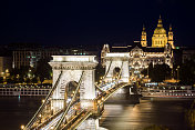 匈牙利布达佩斯的多瑙河铁链桥和圣斯蒂芬大教堂