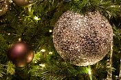 圣诞树亮片，闪闪发光的球体
