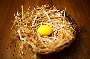 稻草窝里的复活节彩蛋