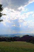 山区雷雨前。Pieniny,斯洛伐克。