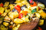 烤蔬菜(土豆，辣椒，西葫芦，茄子)在平底锅煮