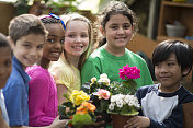 孩子们在温室里捧着花