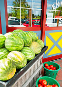 西瓜和西红柿在农贸市场出售。