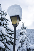 路灯覆盖在雪上