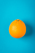 蓝色纸上的橙色背景，极简主义静物画
