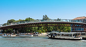威尼斯大运河展示了新桥和汽艇。
