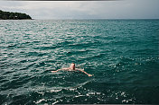 在克罗地亚地中海游泳的人