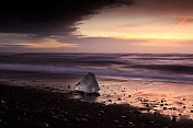 日出时的Jokulsarlon海滩和冰山