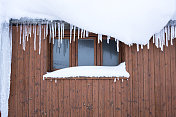 小屋窗户上覆盖着雪