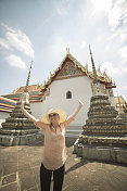 兴高采烈的游客参观泰国寺庙