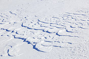 北欧的冬天，山上有雪。