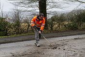 穿着高能见度夹克的成熟男子正在清理道路