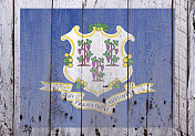乡村旧木头上的康涅狄格国旗