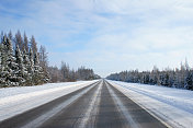 冬季穿越美国北部的高速公路
