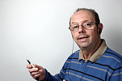 一个成熟的男人伴着MP3音乐唱歌