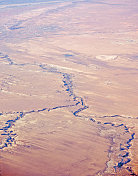 从3万英尺高空俯瞰亚利桑那州，显示干涸的河流。