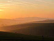 山丘和田野上的日出