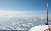 的多雪小山高峰。