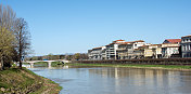 意大利佛罗伦萨的阿尔诺河，河水很高。