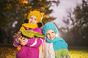 两个小妹妹在秋天公园的肖像。