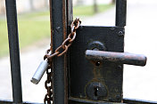 用铁链和挂锁锁着的旧大门
